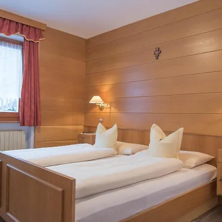 Bed & Breakfast Garni La Vara 2*