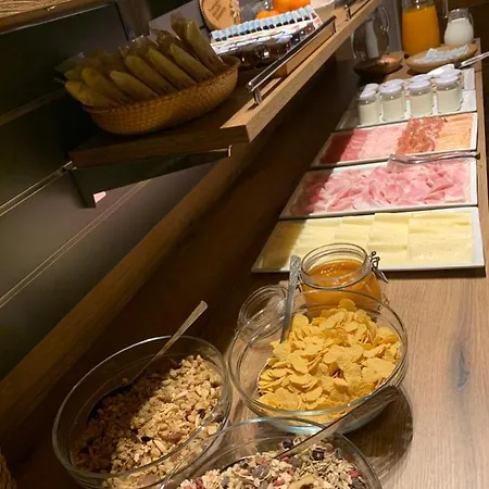 Bed & Breakfast Garni La Vara 2*